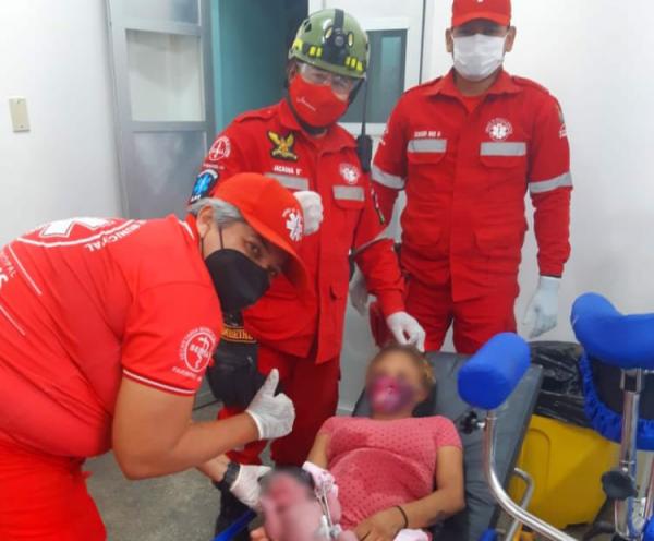Equipe da Central de Resgate realiza parto em plena ambulância em Parintins