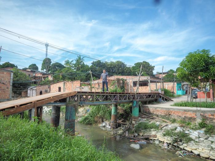 Na comunidade Fazendinha, vereador Jander Lobato viabiliza reforma de ponte de madeira em Manaus