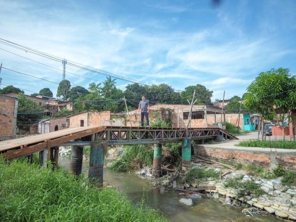 Na comunidade Fazendinha, vereador Jander Lobato viabiliza reforma de ponte de madeira em Manaus