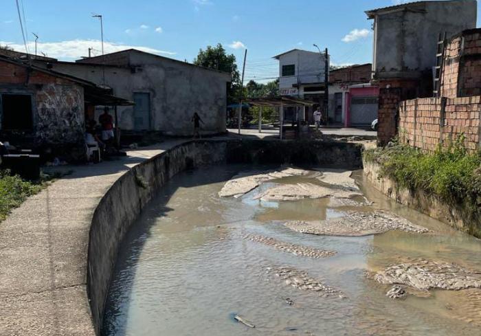 Jander Lobato viabiliza serviços de limpeza de igarapé no bairro Cidade de Deus