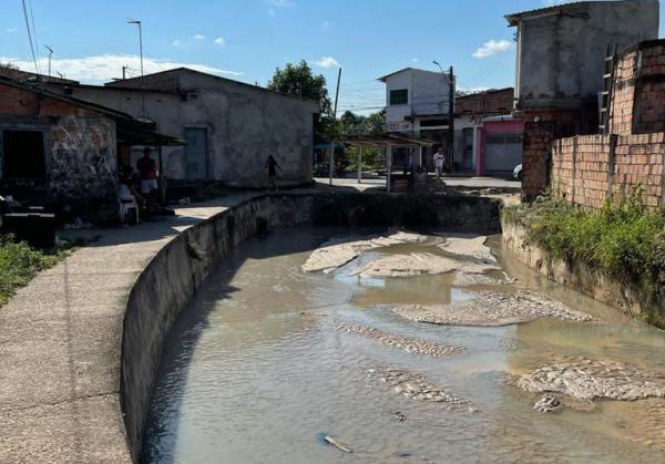 Jander Lobato viabiliza serviços de limpeza de igarapé no bairro Cidade de Deus