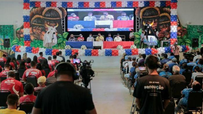 PARCERIA: Artistas de Parintins recebem cartões no valor de R$ 300