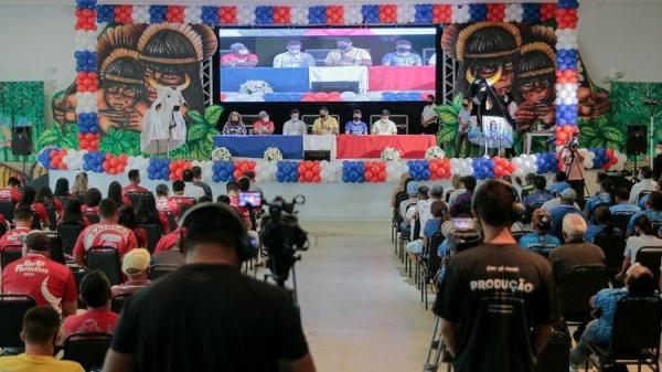 PARCERIA: Artistas de Parintins recebem cartões no valor de R$ 300