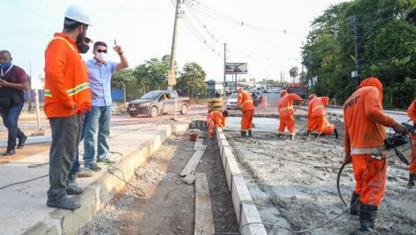 David Almeida vistoria obra de recuperação viária do Distrito Industrial 2