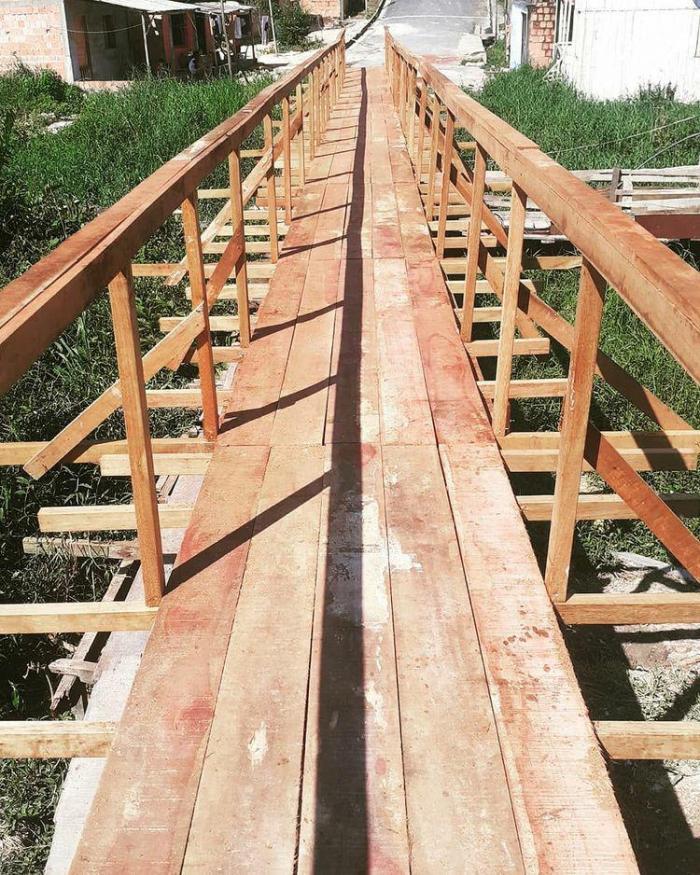 Ponte de madeira é construída no bairro Nova Vitória, após pedido de Jander Lobato
