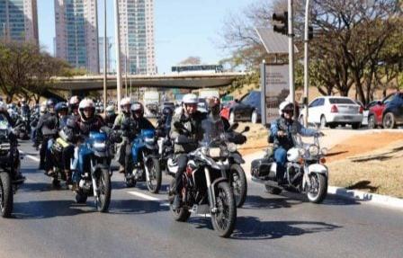 Foi um fiasco o passeio de moto de Bolsonaro no Dia dos Pais