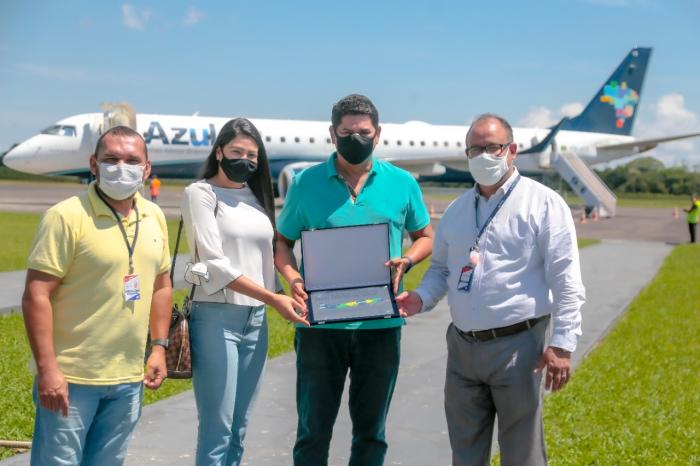 Prefeito de Parintins recebe homenagem da Azul Linhas Aéreas 