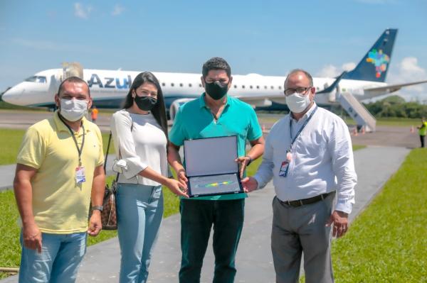 Prefeito de Parintins recebe homenagem da Azul Linhas Aéreas 