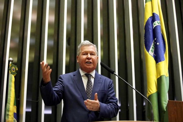 Tanque na rua fora da parada de 7 de setembro não combina com democracia, diz Arthur Virgílio