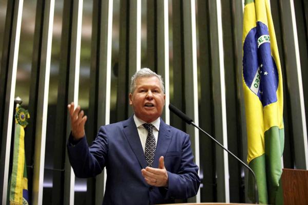 Tanque na rua fora da parada de 7 de setembro não combina com democracia, diz Arthur Virgílio
