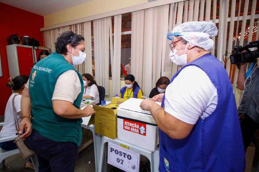 Prefeitura de Manaus vacina adolescentes de 12 a 17 anos, a partir desta sexta-feira