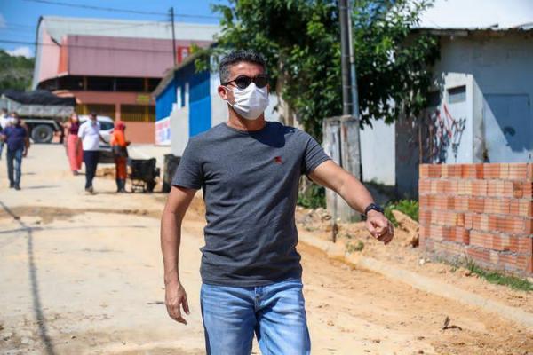 David Almeida vistoria obra de recuperação das vias da comunidade São João