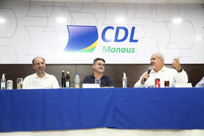 Prefeito de Manaus expõe sobre planos para a capital em reunião com dirigentes lojistas