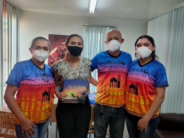 Livro Fotográfico Cenas da Ilha lançado em Parintins