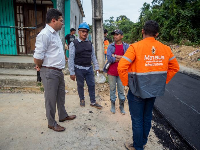 Jander Lobato inspeciona obras e registra serviços executados em bairros de Manaus
