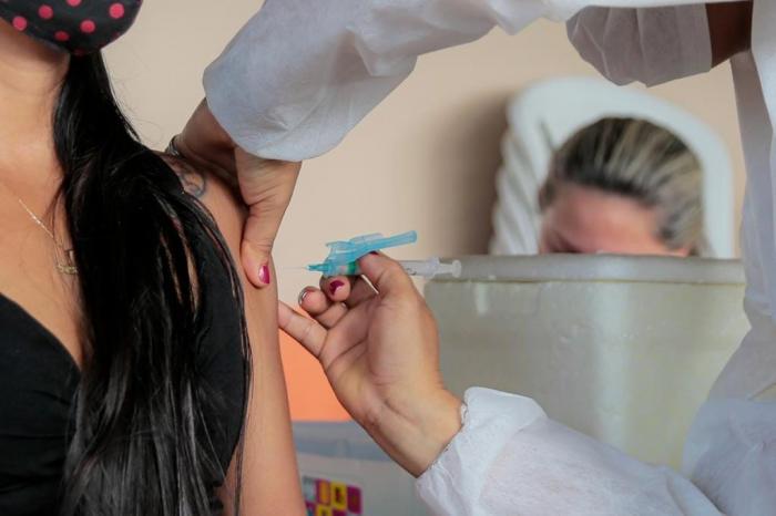 Parintins inicia vacinação para 17 a 12 anos com comorbidades e deficiências permanentes