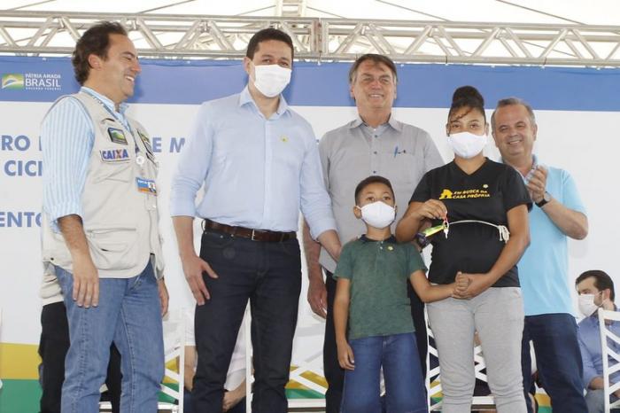 Dois dias após inaugurada por Bolsonaro, forro de casa popular desaba