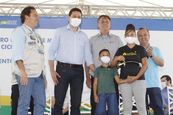 Dois dias após inaugurada por Bolsonaro, forro de casa popular desaba