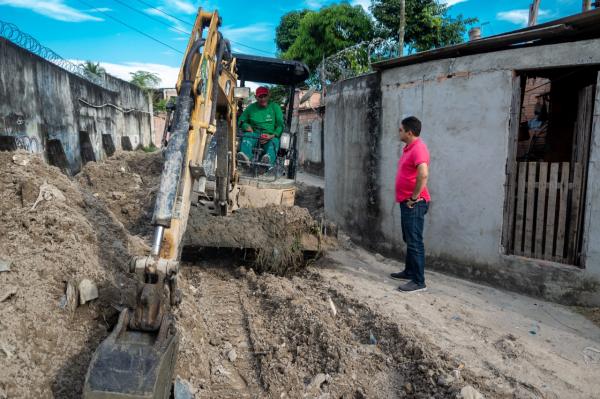 Jander Lobato acompanha obras de desobstrução do Igarapé do Braga Mendes, na zona norte de Manaus