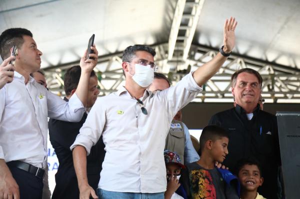 Com Bolsonaro, David Almeida entrega 500 apartamentos do Residencial Manauara II