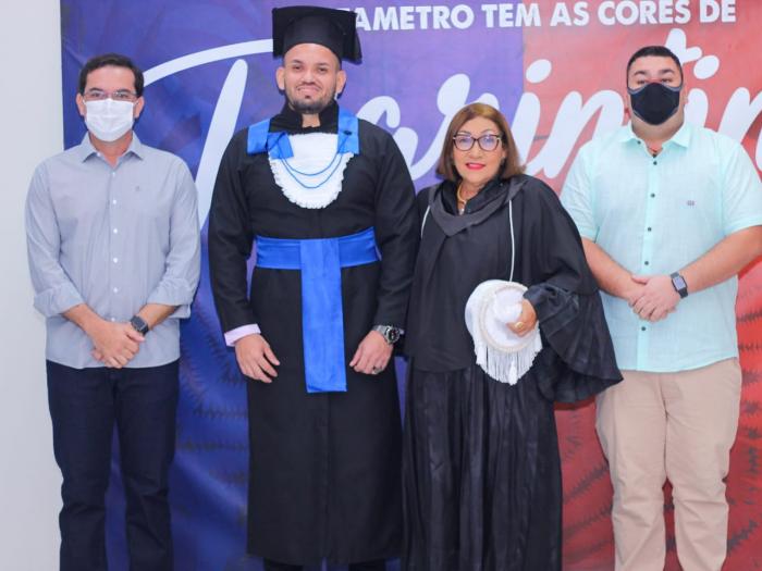 Mateus Assayag fiscaliza obras na Valéria e participa da primeira formatura da Fametro em Parintins