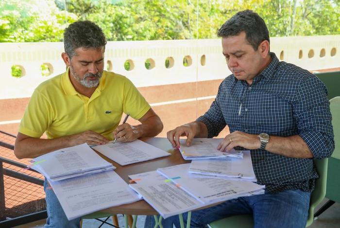 David Almeida garante valorização dos profissionais da Educação e assina mais de 260 progressões de carreira  