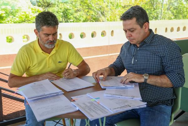 David Almeida garante valorização dos profissionais da Educação e assina mais de 260 progressões de carreira  
