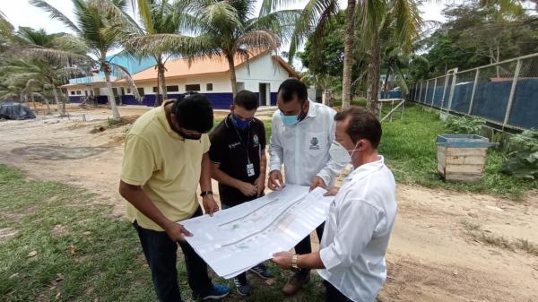Prefeito Bi Garcia vistoria obra do CAPS AD de Parintins