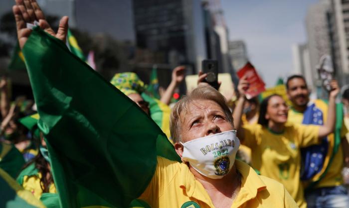 Presidente Jair Bolsonaro retoma discurso contra STF e ataca voto eletrônico