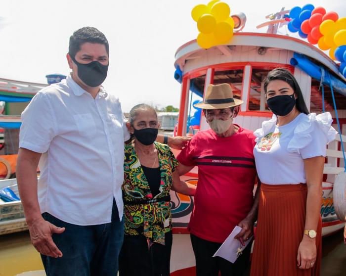 Bi Garcia e amigos doam novo barco a família que teve bem incendiado injustamente