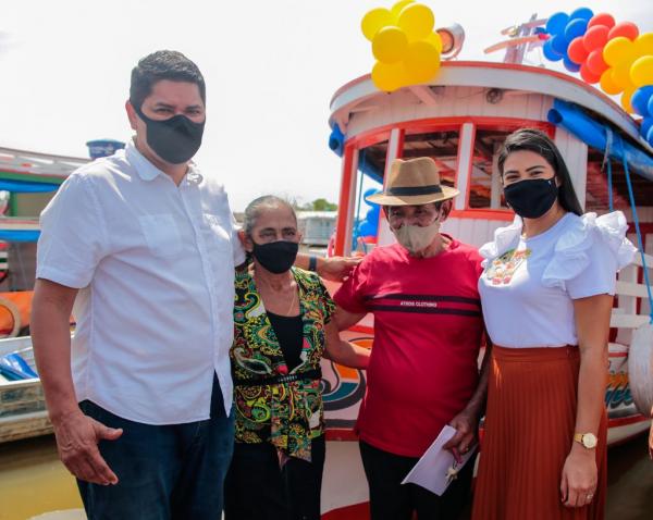 Bi Garcia e amigos doam novo barco a família que teve bem incendiado injustamente