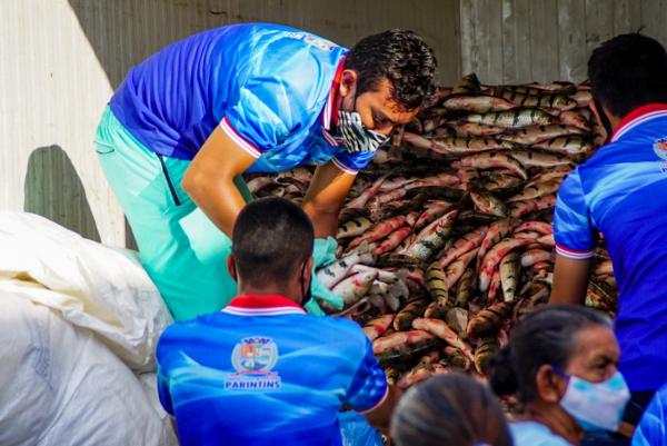Prefeitura de Parintins distribui pescado a famílias de baixa renda