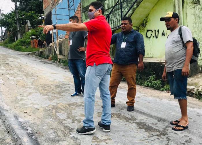 Jander Lobato inspeciona obras em escolas e em ruas de bairros da zona leste