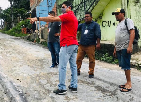 Jander Lobato inspeciona obras em escolas e em ruas de bairros da zona leste
