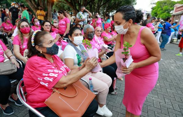 Pacientes oncológicas recebem mudas de plantas doadas pela prefeitura de Manaus