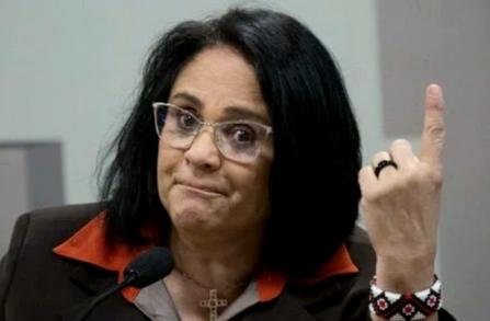 Após apoiar veto, ministra Damares diz que vai lançar programa para distribuir absorventes
