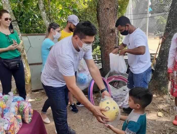 Vereador Jander faz entrega de brinquedos para crianças dos bairros de Manaus