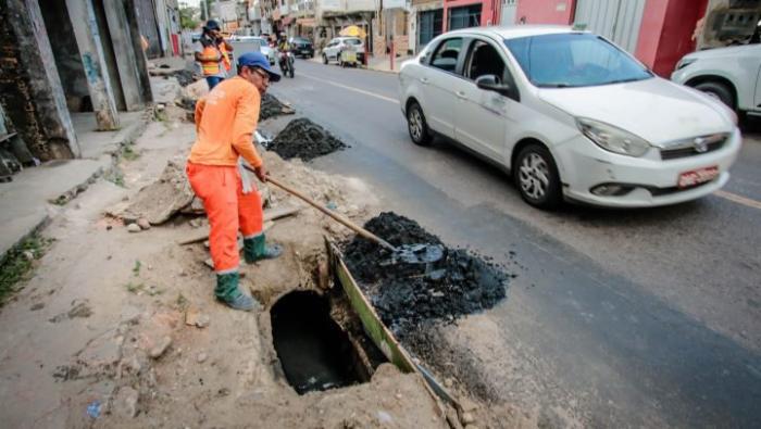 Prefeitura de Manaus realiza obra de drenagem e recupera calçada que servia como ‘lixeira viciada’ na Compensa