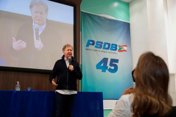 Arthur Virgílio encerra segundo giro pelas prévias conversando com tucanos de Cuiabá