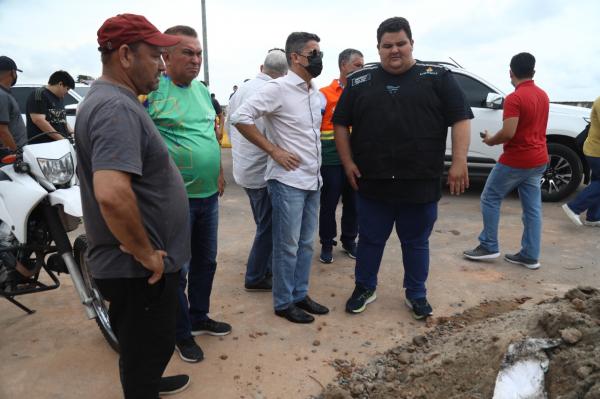 David Almeida acompanha revitalização do entorno da Manaus Moderna e da Feira da Banana