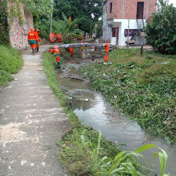 Jander Lobato viabiliza limpeza de igarapé na zona leste