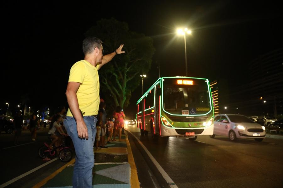 Natal das Águas em Manaus decora 45 veículos que prestam serviços públicos