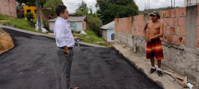 Jander Lobato fiscaliza obras na rua Marmelão, no bairro Cidade de Deus