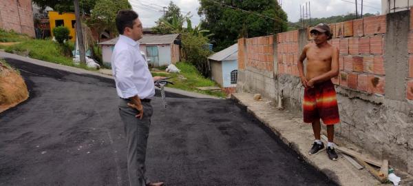 Jander Lobato fiscaliza obras na rua Marmelão, no bairro Cidade de Deus