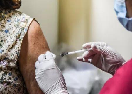 Saúde reduz intervalo de dose de reforço para 5 meses e libera a adultos
