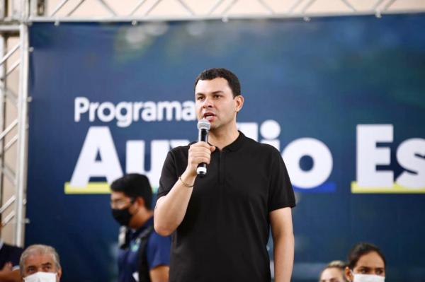 Saullo Vianna participa da entrega de cartões do ‘Auxílio Estadual’, em Itacoatiara 