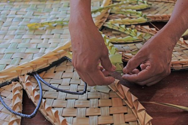 Parintinense transforma lixo em peças de arte baseadas nas técnicas que aprendeu com o pai