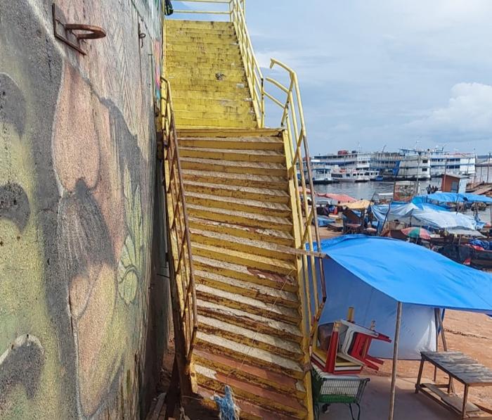 Jander Lobato articula melhorias para escada que dá acesso à Balsa Amarela na Manaus Moderna