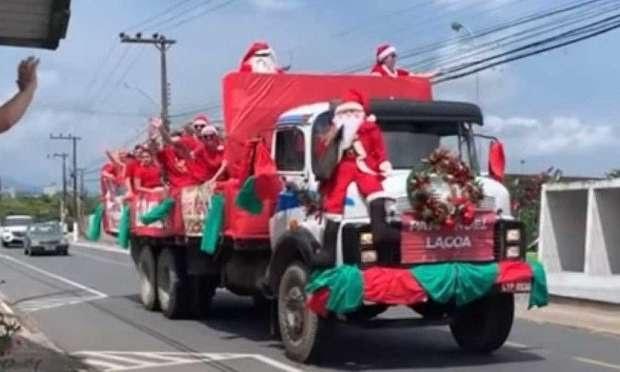 Papai Noel morre atropelado ao se desequilibrar e cair de caminhão