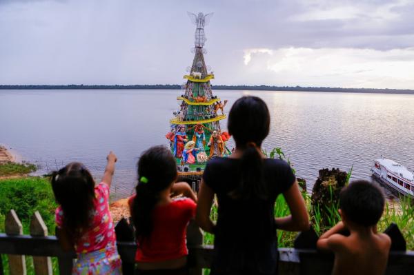 MANAUS: Presépio flutuante inicia visita às comunidades ribeirinhas